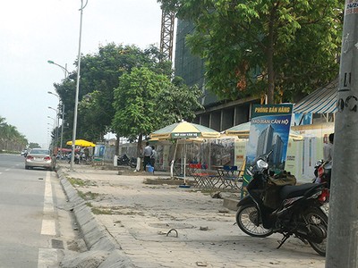 Chân Dự án Gemek Tower biến thành khu “chợ” bất động sản theo đúng nghĩa đen, với sự tham gia của 3 đơn vị phân phối và vài chục nhân viên bán hàng túc trực.