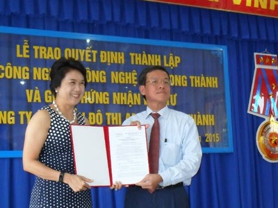 Ông Đinh Quốc Thái, Chủ tịch UBND tỉnh Đồng Nai trao quyết định thành lập Khu công nghiệp công nghệ cao Long Thành cho bà Somhatai Panichewa, Tổng giám đốc Công ty cổ phần Amata Việt Nam