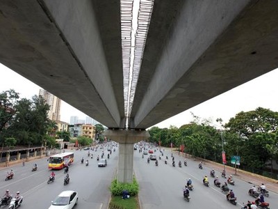 Theo kế hoạch, Dự án đường sắt đô thị Cát Linh - Hà Đông phải hoàn thành và đưa vào hoạt động trong năm 2016. Ảnh: Đức Thanh