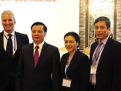 Từ trái qua phải: Tổng giám đốc AIA Việt Nam Wayne Besant; Bộ trưởng Đinh Tiến Dũng, Đại sứ Việt Nam tại Liên Hợp quốc Nguyễn Phương Nga và Cục trưởng Cục giám sát bảo hiểm Phùng Ngọc Khánh tại Hội nghị 