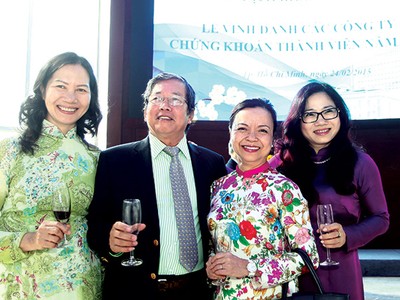 Nụ cười rạng rỡ của những người đã gắn bó với TTCK Việt Nam từ ngày đầu sơ khai ấy
(Từ trái sang: Bà Nguyễn Thị Liên Hoa, Phó Chủ tịch UBCK; ông Đỗ Văn Trắc, Phó chủ tịch SACOM; bà Nguyễn Thị Mai Thanh, Chủ tịch REE và bà Phan Thị Tường Tâm, Tổng giám đố