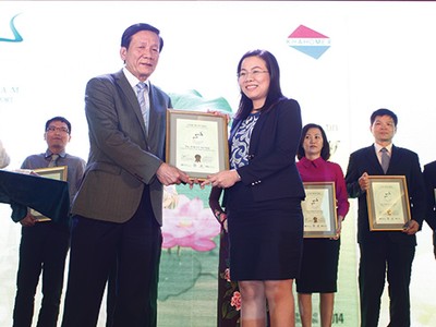 Bà Nguyễn Ngọc Hạnh - Tổng Giám đốc Khahomex nhận giải Top 30 BCTN tốt nhất năm 2015