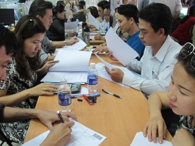 Người dân và doanh nghiệp làm thủ tục ở cơ quan thuế - Ảnh: Ánh Hồng