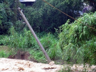 Đường cấp điện cho xã Thanh Hưng (huyện Điện Biên) không thể trụ vững do mưa lũ. Ảnh: Chu Quốc Hùng/TTXVN