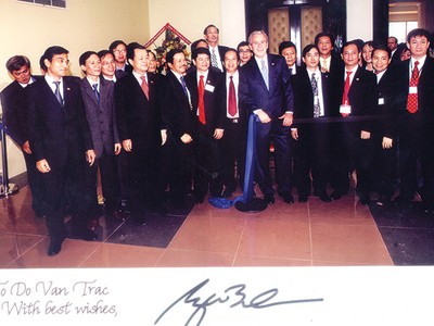 Tấm ảnh lưu niệm của Tổng thống Mỹ George Bush với lãnh đạo HOSE và lãnh đạo các DN niêm yết trong chuyến thăm Sở năm 2006 có bút tích của Tổng thống ký tặng ông Đỗ Văn Trắc, Chủ tịch Sacom