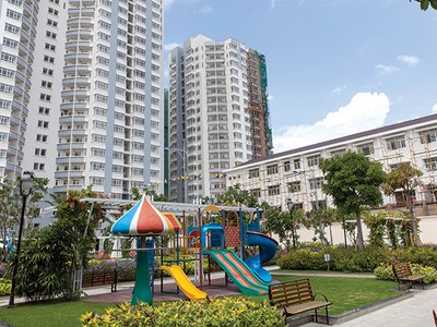 Một số hạng mục cuối cùng của các block bàn giao tháng 9/2015 đang được gấp rút hoàn thiện. Căn hộ có giá 1,65 - 2 tỷ đồng, người mua được trả chậm trong 5 năm
