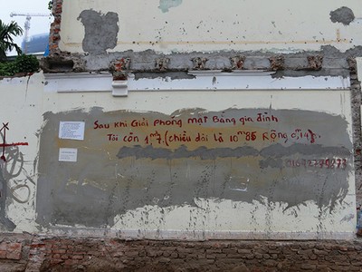 Bức tường của một hộ gia đình ở tổ 29, phường Quan Hoa, quận Cầu Giấy có bức tường rộng 1,7 m2 (dài 1 m, rộng 14 cm) còn sót lại sau khi mở đường Nguyễn Văn Huyên kéo dài
