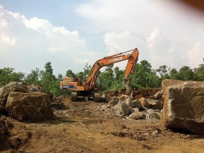 Xe tải, máy xúc vẫn ngày đêm khai thác đá trái phép tại núi đá Mồ Côi