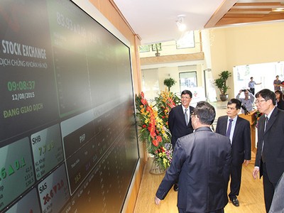 Các quan khách chứng kiến thời khắc cổ phiếu PHP chính thức giao dịch