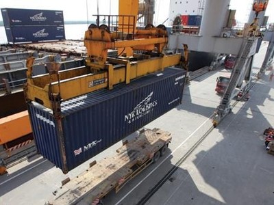 Trong 7 tháng đầu năm 2015, Việt Nam xuất khẩu sang Trung Quốc đạt 9,3 tỷ USD và nhập khẩu từ Trung Quốc trị giá 28,8 tỷ USD