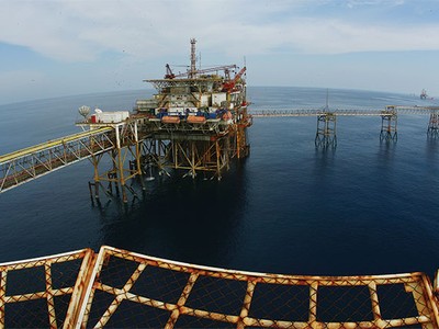 Giá dầu  xuống dưới 40 USD/thùng, các DN dầu khí có nguy cơ càng làm càng lỗ