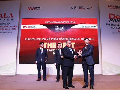 Thứ trưởng Bộ Kế hoạch và Đầu tư Đặng Huy Đông (bên phải) trao Kỷ niệm chương Thương vụ IPO tiêu biểu năm 2014 - 2015 cho đại diện Đạm Cà Mau