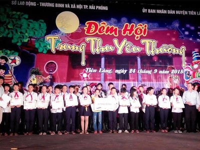 Báo Đầu tư trao 50 suất học bổng Swing for the Kids tại Hải Phòng