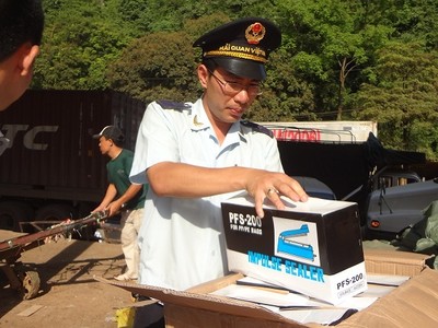 Nhập khẩu từ Trung Quốc vẫn tăng mạnh. Ảnh: Lương Bằng