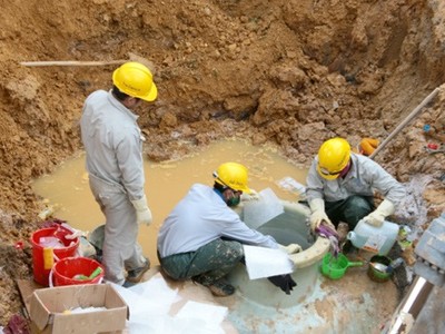Công nhân khắc phục đường ống sông Đà bị vỡ,