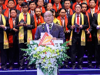 Phó Thủ tướng Nguyễn Xuân Phúc phát biểu chúc mừng 200 doanh nghiệp đạt Giải thưởng Sao Vàng đất Việt 2015. Ảnh: Chí Cường