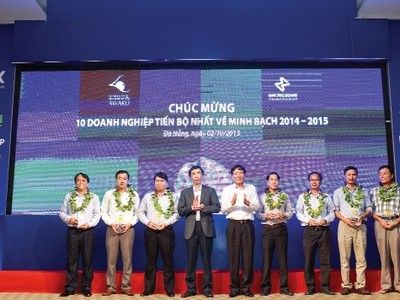 Nỗ lực minh bạch trong kinh doanh và đứng vững trong hội nhập là những mục tiêu của nhiều DN đại chúng - Trong ảnh: vinh danh 10 DN có tiến bộ nhất về điểm minh bạch trên HNX 2015