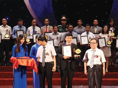 Xi măng Cẩm Phả được vinh tranh trong Chương trình trao chứng nhận Nhãn hiệu nổi tiếng, nhãn hiệu cạnh tranh 2015