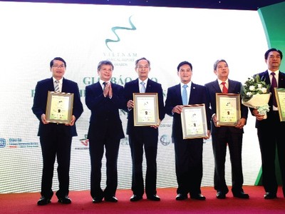 Khích lệ nỗ lực minh bạch và hướng đến cộng đồng của các DN, từ năm 2013, Cuộc bình chọn Báo cáo thường niên do HOSE, Báo ĐTCK đồng tổ chức trao giải thưởng cho các DN có báo cáo phát triển bền vững tốt nhất (Trong ảnh: PVD, FPT, VNM, Imexpharm, BVH được 