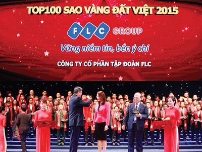 Tổng giám đốc FLC Hương Trần Kiều Dung đại diện Công ty nhận Giải thưởng Sao Vàng Đất Việt 2015