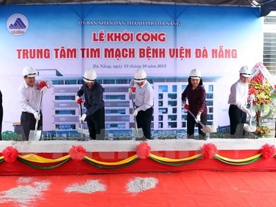 Lãnh đạo thành phố và các đơn vị liên quan động thổ khởi công trình. Ảnh: Trần Lê Lâm/Vietnam+