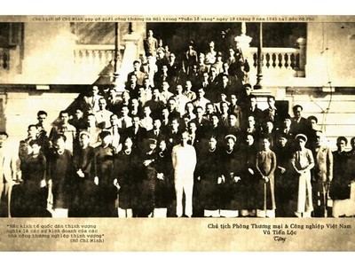 Chủ tịch Hồ Chí Minh gặp gỡ giới công - thương Hà Nội trong “Tuần lễ Vàng” ngày 18 tháng 9 năm 1945 tại Bắc Bộ phủ