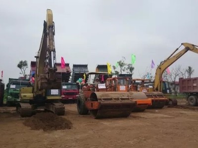 Chủ đầu tư huy động máy móc thi công Dự án cải tạo, nâng cấp Quốc lộ 38 (Ảnh: Internet)