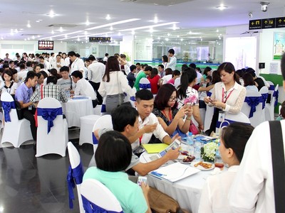 Khách hàng đến tìm hiểu các dự án bất động sản tại STDA