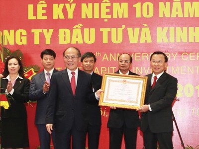 Tại Lễ kỷ niệm 10 năm thành lập SCIC, thay mặt Đảng và Nhà nước, Chủ tịch Quốc hội Nguyễn Sinh Hùng trao tặng Huân chương Lao động hạng Nhất cho Tổng công ty 