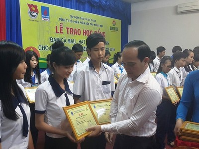 Đạm Cà Mau trao học bổng cho học sinh, sinh viên nghèo