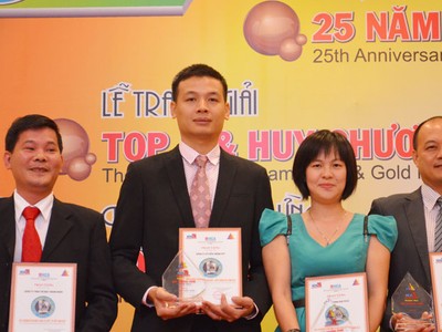 Ông Vũ Anh Tú (thứ 2 từ trái qua) thay mặt FPT Tel nhận Huy chương vàng đơn vị Internet, viễn thông Việt Nam 2013