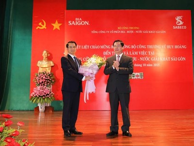 Ông Võ Thanh Hà (bên trái) chính thức trở thành Chủ tịch HĐQT Sabeco.
