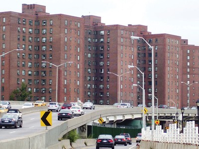 Stuyvesant Town-Peter Cooper Village nằm ở vị trí đắc địa của Manhattan và rất nổi bật với màu gạch đỏ