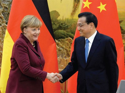 Thủ tướng Đức Angela Merkel bắt tay Thủ tướng Trung Quốc Lý Khắc Cường sau cuộc họp báo diễn ra ngày 29/10 tại Bắc Kinh