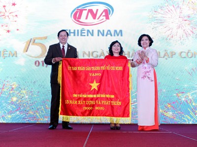 Bà Nguyễn Thị Hồng, Phó chủ tịch UBND TP. HCM trao cờ truyền thống cho TNA