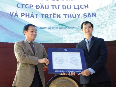 Ông Lê Văn Chính (phải), Tổng giám đốc Trisedco nhận quyết định niêm yết từ Chủ tịch HOSE Trần Đắc Sinh