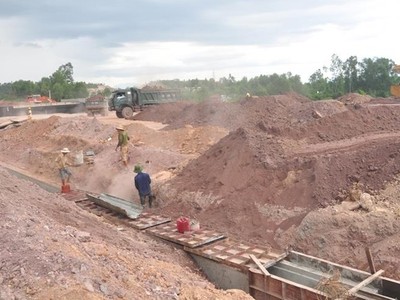 Các đơn vị thi công vẫn đang nỗ lực thi công tại các điểm đã được bàn giao mặt bằng. Ảnh: Thu Hồng