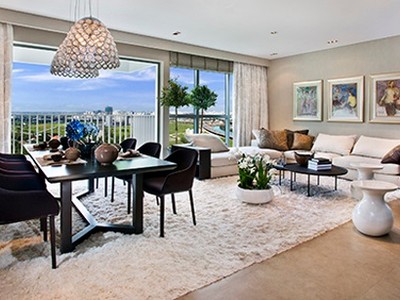 Phòng khách rộng mở, ngập tràn ánh sáng với góc nhìn đẹp ra xung quanh