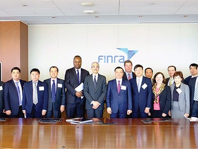 Tháng 7/2015, Bộ trưởng Bộ Tài chính Đinh Tiến Dũng cùng Chủ tịch Ủy ban Chứng khoán Nhà nước Vũ Bằng chủ trì Đoàn công tác Việt Nam sang làm việc tại Finra - tổ chức có sứ mệnh giữ gìn sự liêm chính trên TTCK Mỹ
