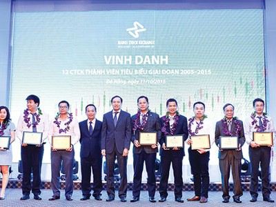 MBS vừa được Sở GDCK Hà Nội vinh danh là một trong 12 CTCK thành viên tiêu biểu giai đoạn 2005 - 2015
