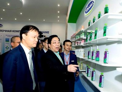 Ông Nguyễn Thanh Sơn - Đại sứ đặc mệnh toàn quyền Việt Nam tại Liên Bang Nga và Ông Đỗ Thắng Hải, Thứ trưởng Bộ Công thương Việt Nam đến tham quan gian hàng của Vinamilk tại Hội chợ Hàng VN Chất lượng cao ở Liên bang Nga