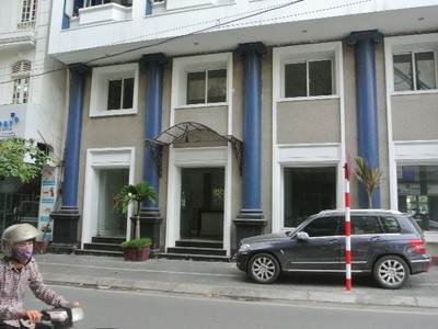 Mặt tiền của khu đất được dùng để đỗ ô tô