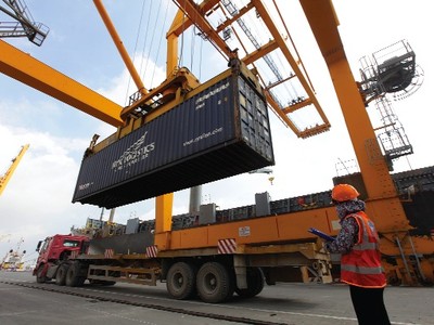 Xuất nhập khẩu là lĩnh vực được xem là chịu tác động mạnh nhất từ tiến trình hội nhập kinh tế quốc tế