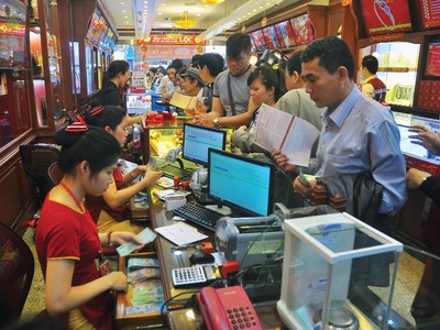 Để hạn chế rủi ro, người có tiền nhàn rỗi không nên “bỏ trứng vào một giỏ”