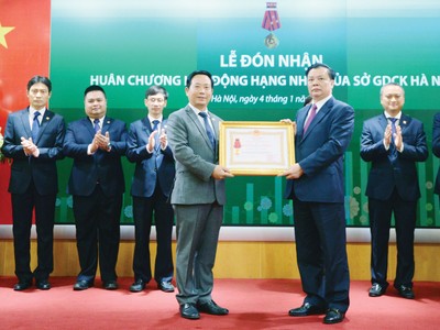 Thừa ủy quyền của Chủ tịch nước, Bộ trưởng Đinh Tiến Dũng trao Huân chương Lao động Hạng Nhất cho HNX