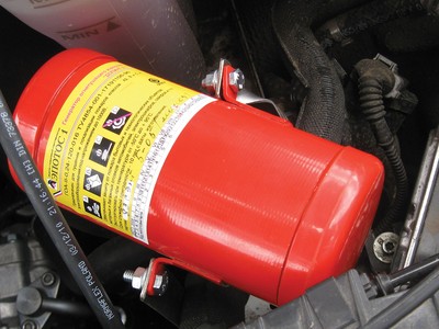 Bình cứu hỏa là sản phẩm mang lại sự an toàn cho chủ xe nhưng lại tiềm ẩn rủi ro trong điều kiện bất lợi