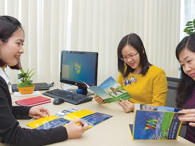 Nhân viên ViettinAviva đang tư vấn cho khách hàng