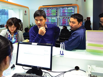 NĐT đã bình tĩnh trở lại, nhiều cổ phiếu có diễn biến tăng giá