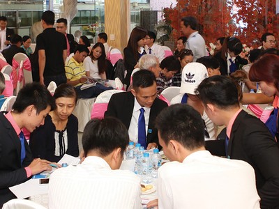 Khoảng 500 khách hàng đã tham gia lễ ra mắt nhà mẫu Western Dragon