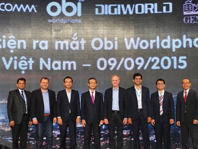 Ông Đoàn Hồng Việt, CEO DGW (đứng thứ 3 từ trái sang) và ông John Sculley, cựu CEO Apple trong sự kiện ra mắt sản phẩm Obi tại Việt Nam